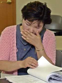 5일 오후 서울 중구 무교동 한국복지재단 사무실에서 아이를 잃은 어머니가 신상카드를 열람하며 울먹이고 있다.-안철민기자