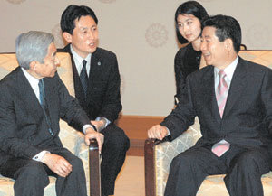 6일 일본에 도착한 노무현 대통령(오른쪽)이 도쿄의 일본 황궁에서 아키히토 천황과 환담을 나누고 있다.-박경모기자