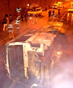 불탄 버스6일 오전 서울 종로구 홍지동 내부순환로 성산방면 홍지문 터널 안에서 사고로 전복된 버스가 불에 탄 채 놓여있다. 권주훈기자