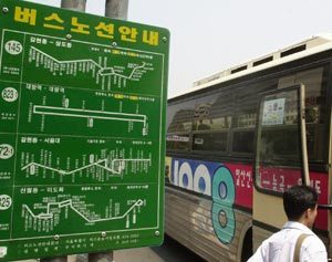 경기도와 서울을 오가는 버스가 행정적인 시스템 미비로 정류장 안내판에 제대로 표기되지 못하고 있다. 5일 고양시 일산과 여의도를 오가는 버스가 해당 번호가 없는 여의도 한나라당 당사 앞 정류장에 정차하고 있다. 박영대기자