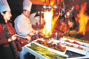 바비큐를 즐기는 사람들이 늘어나면서 부탄가스로 숯에 불을 붙이는 바비큐 그릴부터 복사열로 조리하는 가스 바비큐 그릴까지 다양한 제품이 선보이고 있다.   동아일보 자료사진