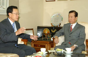 한나라당 박희태 대표(왼쪽)가 10일 취임 인사차 동교동을 방문해 김대중 전 대통령과 대화를 나누고 있다.-국회사진기자단
