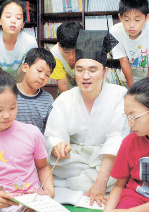 최근 초등학교 어린이들 사이에 한자실력 검정시험에 대비하기 위한 한자공부 열기가 불고 있다. 차근차근 한 자씩 공부하다 보면 한자에 대한 이해와 사고가 넓어지고 다른 공부에도 큰 도움이 된다.동아일보 자료사진