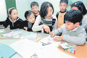 “쉬운 것부터 시작하세요”학습지는 너무 어려운 것보다 자녀의 수준에 맞는 것을 골라 쉽고 재미있는 것부터 시작해서 차츰 단계를 높여가며 공부하는 것이 효과적이다.동아일보 자료사진