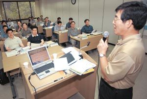 대한항공의 한 ‘임원 학생’이 서울대 경영대가 개설한 ‘단축 MBA’ 수업 시간에 파워포인트를 이용해 팀 프로젝트를 발표하고 있다. 발표를 준비하느라 학생들은 전날 밤을 꼬박 새웠다고 한다. 사진제공 대한항공