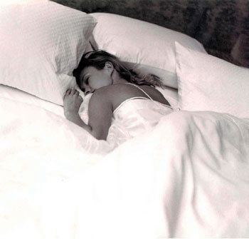 아침 햇빛 때문에 깊이 잠들지 못하는 ‘하지 수면 증후군’으로 고생하는 사람은 커튼을 치는 등 침실 환경만 약간 바꿔도 큰 효과를 볼 수 있다.동아일보 자료사진