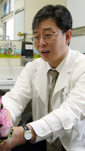한상원 교수가 안쓰러운 표정으로 어린이 배뇨장애 환자의 얘기를 들으며 진찰을 하고 있다.박주일기자 fuzine@donga.com