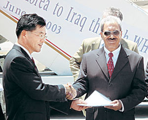 김경근 주요르단 대사(왼쪽)가 9일 요르단 암만 퀸 알리아 공항에서 우리 정부가 보낸 대이라크 구호물품을 하메드 바키르 세계보건기구(WHO) 요르단 부대표에게 전달하고 있다.-요르단=이진구기자