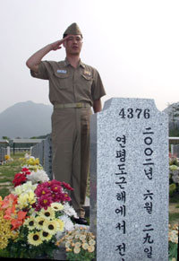17일 현역 복귀 판정을 받은 이희완 중위가 이날 대전 국립묘지를 찾았다.사진제공 해군