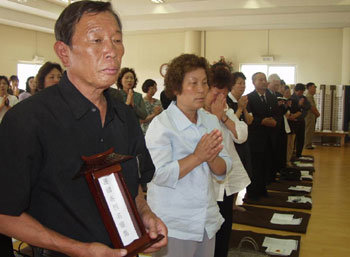 서해교전 음력 1주기를 맞은 17일 경기 평택시 해군 제2함대 사령부 법당에서 열린 대법회에서 서해교전에서 산화한 장병들의 유가족들이 고인들의 넋을 기리고 있다.사진제공 해군