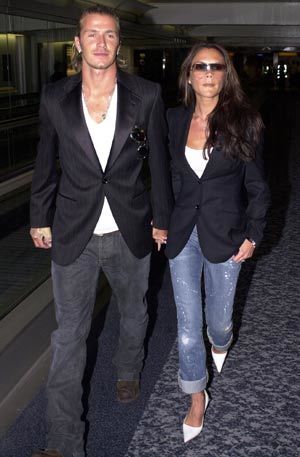 데이비드 베컴과 그의 부인 빅토리아가 18일 일본을 방문하기위해 런던 히드로 공항에 도착하고 있다. [AP]