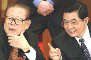 올 3월 15일 중국 전국인민대표대회에서 국가주석으로 공식 선출된 뒤 전임자인 장쩌민(왼쪽)과 얘기를 나누는 후진타오.-동아일보 자료사진