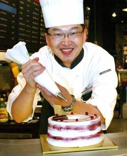 ‘케이크 마스터’인 김동민 과장이 케이크 만드는 법을 선보이고 있다. 원대연기자