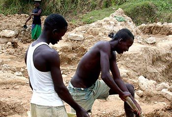 소년병으로 아프리카 시에라리온 내전에 참전한 모하메드(오른쪽)는 하루 10시간씩 다이아몬드 광산에서 일한다. 사진제공 SBS