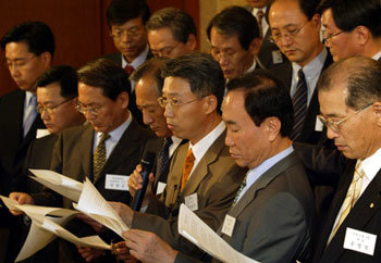 20일 오후 서울 롯데호텔에서 열린 한국CEO포럼 창립 2주년 기념식에서 CEO들이 성명서를 발표하고 있다. 김미옥기자