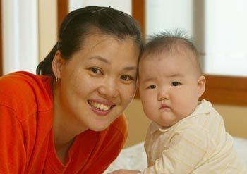 “다들 아빠 닮았답니다.“ 최근 은퇴한 ‘왕눈이 센터’ 정은순(왼쪽)이 6개월 된 딸 나연양과 머리를 맞대고 행복한 표정을 짓고 있다. 수원=강병기기자