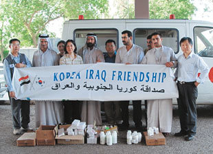 이라크 난민 돕기 시민네트워크 관계자들이 20일 이라크의 바그다드대 부속 병원에 의약품을 전달한 뒤 병원 관계자들과 기념 촬영을 하고 있다.-바그다드=손효림기자