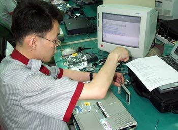 삼보컴퓨터의 AS전문 업체인 TG유베이스의 한 기술자가 습기 때문에 고장난 PC를 수리하고 있다. 나성엽기자