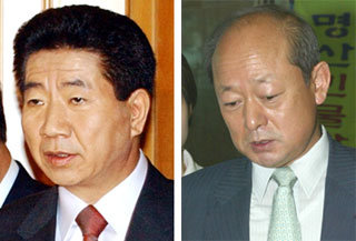 노무현 대통령(왼쪽)이 23일 대북 송금 의혹사건 특검의 수사기간 연장 승인 요청을 거부하는 입장을 밝히기 위해 심각한 표정으로 수석보좌관 회의장에 들어서고 있다. 송두환 특별검사는 이날 굳은 표정으로 특검 사무실에 출근했다.-박경모기자·강병기기자