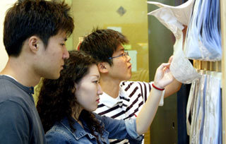 편입을 준비하는 대학생들이 서울 동대문의 한 편입학원 복도에 설치된 편입학정보판을 유심히 살펴보고 있다.-박주일기자