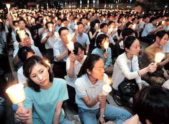 신한은행 노조원들이 25일 오후 서울 중구 태평로 신한은행 본점 1층 로비에서 조흥은행 노조와 신한지주의 합의사항에 대한 항의 표시로 촛불시위를 벌이고 있다.강병기기자