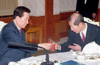 2001년 6월 청와대에서 열린 전국검사장회의에서 DJ와 신승남 검찰총장이 건배를 하고 있다. -동아일보 자료사진