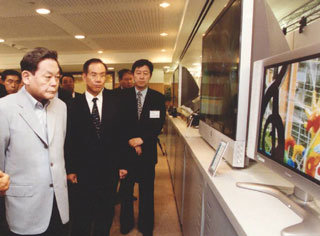 이건희 회장(왼쪽)이 2002년 4월 전자제품 비교 전시회를 둘러 보고 있다. 이 회장 오른쪽이 이학수 구조조정본부장.-이기홍기자