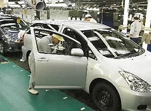 도요타 본사 공장의 생산라인에서 근로자들이 조립이 끝난 자동차를 점검하고 있다. 사진제공 아사히신문