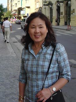 체코 프라하에서 외신기자를 상대로 홍보를 펼치고 있는 낸시 최씨. 프라하=장환수기자