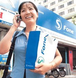 1일 베트남 호치민시에서 SLD텔레콤의 CDMA 휴대전화 ‘S폰’에 방금 가입한 한 베트남 여성이 친구에게 시험통화를 하며 즐거워하고 있다. 호치민(베트남)=나성엽기자