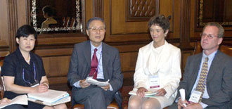 지난달 30일 동아일보가 호텔 신라에서 주최한 ‘경제석학들과의 좌담’에서 참석자들이 한국 경제에 대한 의견을 나누고 있다. 오른쪽부터 로버트 배로 교수, 웬디 돕슨 교수, 박영철 교수, 완다 쳉 IMF 아태(亞太)국 부국장.-안철민기자