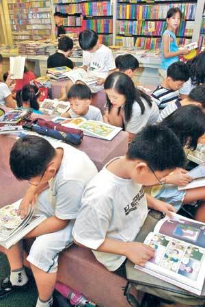 서울의 한 대형서점에서 초등학생들이 그림책을 재미있게 읽고있다.동아일보 자료사진