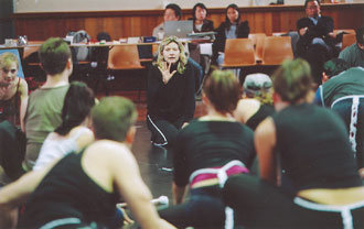 ‘캣츠’의 연습장인 호주 시드니 시내 ‘뉴타운시어터’에서 배우들이 연출가인 조 앤 로빈슨(가운데)의 지시에 귀를 기울이고 있다.-사진제공 클립서비스