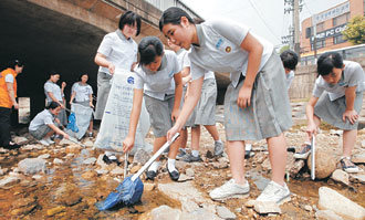 서울 신림여중 1학년 학생들이 1일 도림천에서 쓰레기를 주우며 환경보호 봉사활동을 하고 있다.-박주일기자
