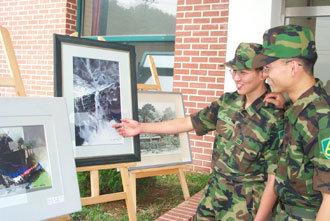 육군 권율부대 군인들이 2일 열린 환경미술 전시회에서 전시 작품들을 감상하고 있다.-고양=이동영기자