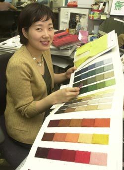 의류업체 한섬의 컬러리스트 류경희씨(29)가 서울 삼성동의 사무실에서 수십 종류의 원단 샘플들을 들어 보이며 색조 분석 및 선정 작업 과정을 설명하고 있다. 박경모기자