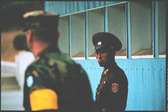 판문점의 북한 경비병이 미군 장교를 매섭게 쏘아보고 있다.-사진제공 내셔널 지오그래픽