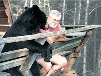 ‘리틀 비트’와 나란히 베란다에 앉아 있는 저자 잭 베클런드. 이 사진은 지방 신문에 ‘곰과의 대화’라는 제목으로 게재되면서 널리 알려졌다.사진제공 삼진기획