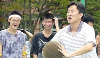정신지체장애인들을 위한 농구 코치로 나선 SK나이츠 이상윤 감독(오른쪽)이 패스 시범을 보이고 있다.-고양=전영한기자