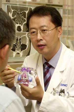 동헌종 교수가 축농증 환자에게 코 모형을 보여주며 환자의 증세와 수술법에 대해 설명하고 있다.권주훈기자 kjh@donga.com