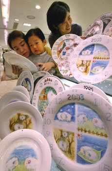 음력으로 된 위인의 탄신일은 현재 양력을 기준으로 정한다. 올해 달력이 그려진 도자기 달력.-동아일보 자료사진