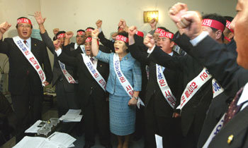 강원도 의회의원들이 8일 오후 서울 여의도 국회의원회관의 김운용 민주당 의원(IOC위원) 사무실에 모여 김 의원을 성토하는 구호를 외치고 있다.-김경제기자