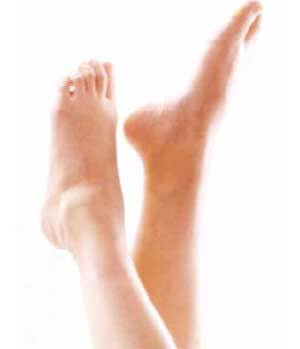 건강하고 인상학적으로도 좋은 발은 뼈 위에 살이 적당하게 붙어있으면서 발가락 사이가 뚝뚝 떨어져 있다.