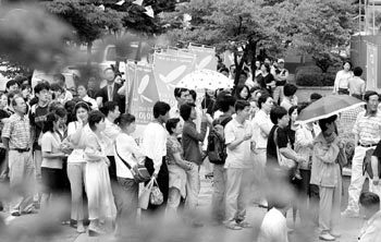 4일 충남 논산시 두마면 금암지구의 한 아파트 모델하우스 앞에서 입주 신청자들이 길게 줄지어 서 있다. 동아일보 자료사진