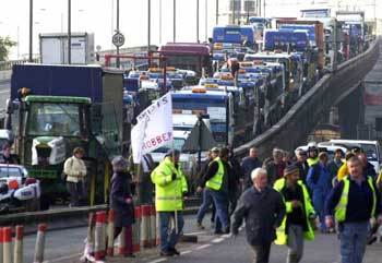 신자유주의적 개혁을 시도했던 마거릿 대처 총리가 물러난 뒤 1990년대 초 영국에서는 새로운 경제정책을 모색하기 위한 논쟁이 벌어졌다. 런던 시내에서 고유가에 항의하는 트럭운전사들이 시위를 벌이고 있다.동아일보 자료사진