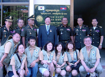 캄보디아 국군본부 앞에서 영남대 학생들(뒷줄 가운데가 이상천 총장)과 캄보디아 국군 장성들이 기념촬영을 하고 있다.-사진제공 영남대