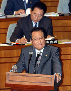 정세현 통일부장관이 11일 국회 본회의에 출석해 북한핵문제에 관한 의원들의 질의 내용을 심각한 표정으로 듣고 있다.-김경제기자