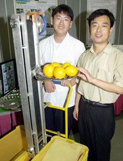 대통령상을 수상한 전남제일고등학교 고영준군(왼쪽)과 지도교사 김은섭씨. -대전=전영한기자