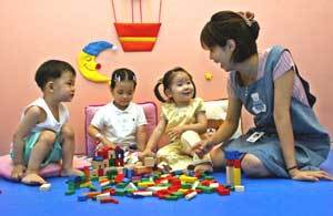 부모나 교사는 감시자가 아니라 자극을 주는 사람이다. 한 창의성교육센터에서 30개월된 유아들이 교사와 함께 쌓기놀이를 하고 있다.김미옥기자 salt@donga.com