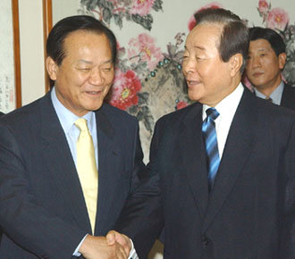 한나라당 최병렬 대표가 15일 대표 취임 인사차 김영삼 전 대통령의 상도동 자택을 방문해 김 전 대통령과 인사를 나누고 있다. -국회사진기자단